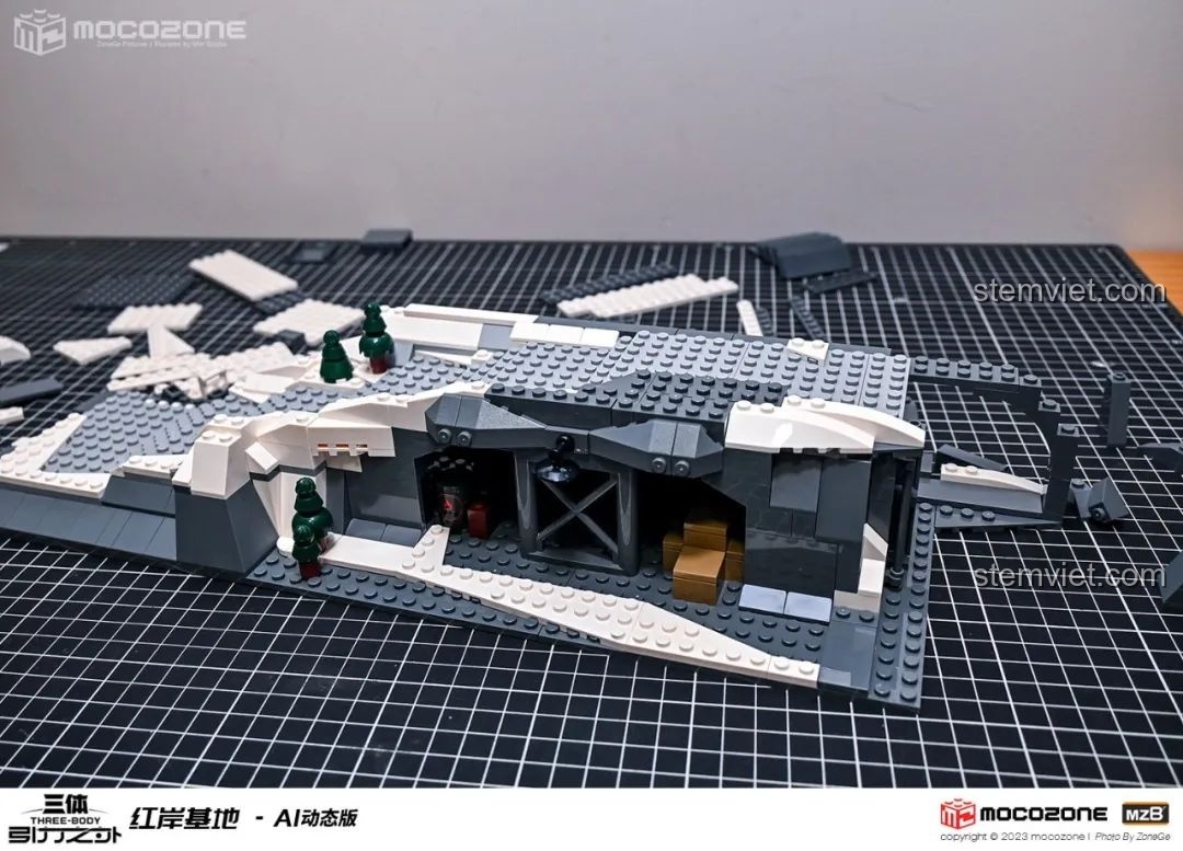 Cận cảnh một góc của căn cứ Hồng Ngạn Cơ Địa (Red Coast Base) Tam Thể đang được lắp ráp.