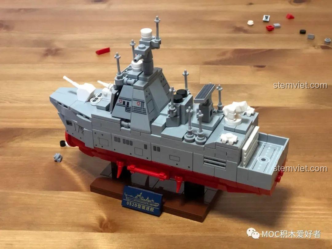 Mô hình Tàu sân bay Sơn Đông SEMBO nhìn từ góc trên, thể hiện toàn bộ boong tàu và tháp chỉ huy.