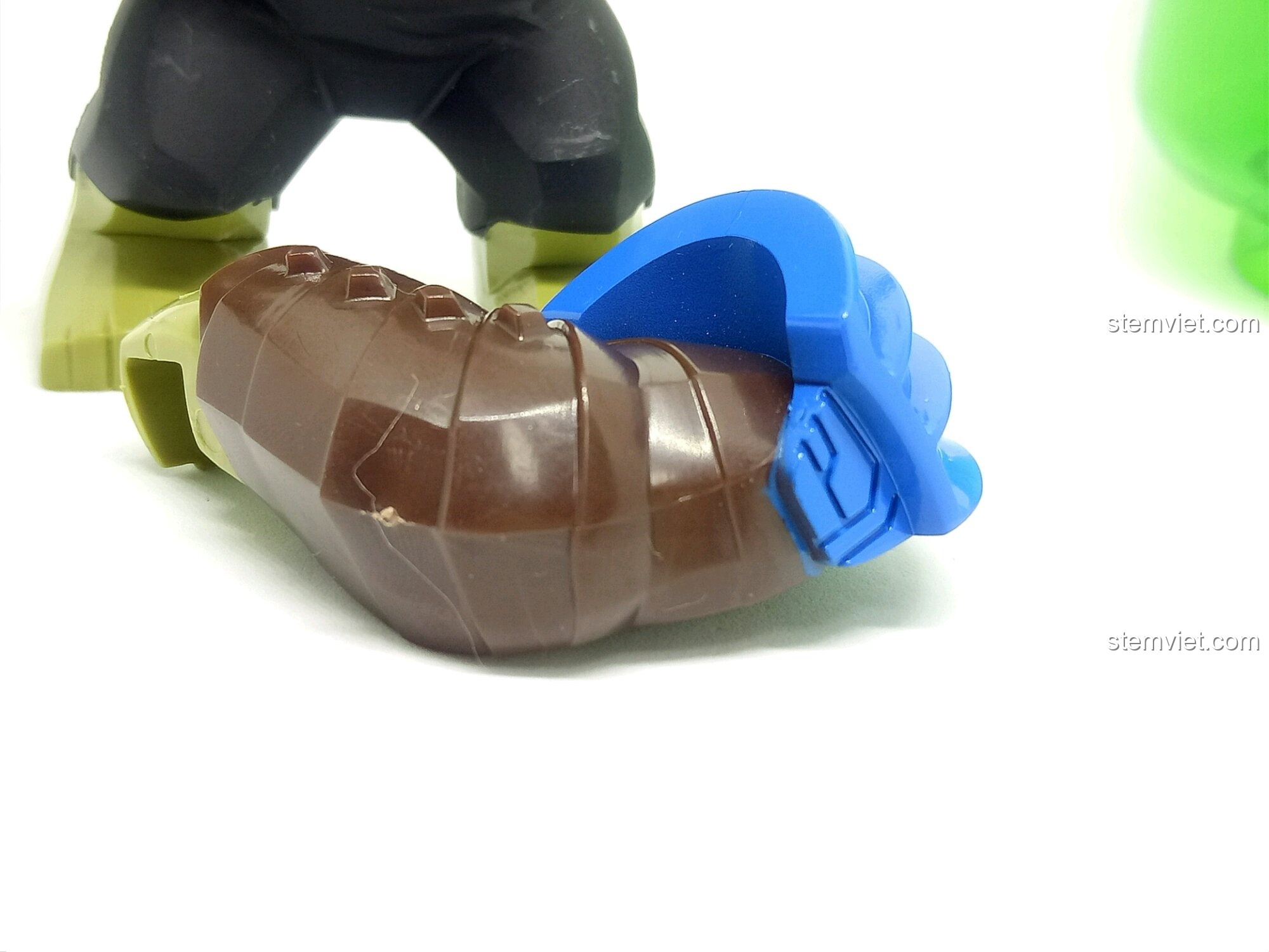 Cận cảnh khớp nối tay của Hulk Degao. Chất lượng in ấn đồ chơi lắp ráp.