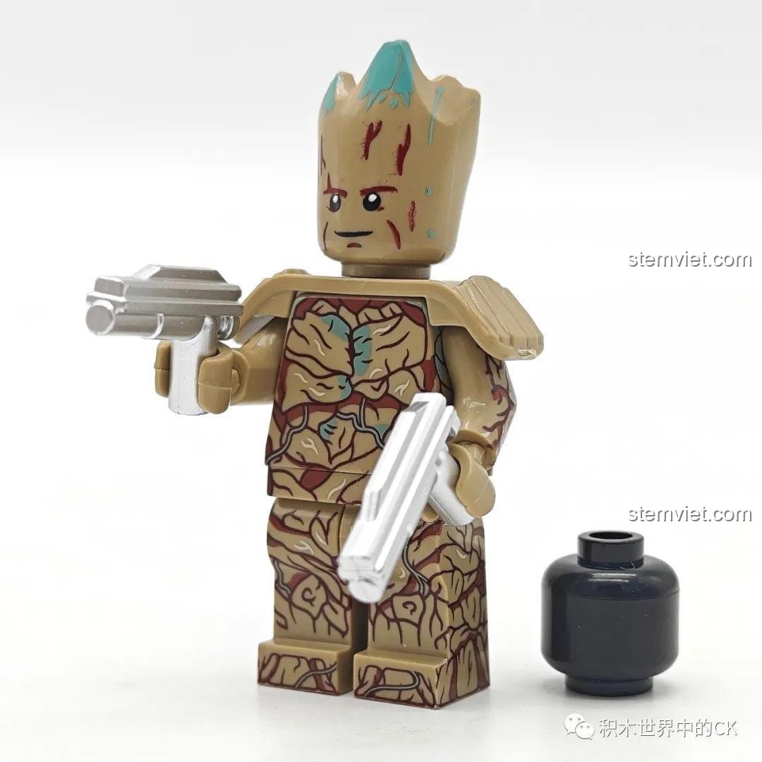 Minifigure Groot KORUIT XP-535 cầm hai khẩu súng, sẵn sàng hành động. Một món đồ chơi lắp ráp Groot (Guardians of the Galaxy) XP 535 siêu tiết kiệm.