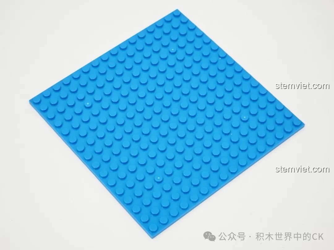 Tấm đế màu xanh dương của bộ lắp ráp TOP TOY TC2032 Nhà hàng Hamburger Hello Kitty Bãi Biển, nền tảng cho mô hình.