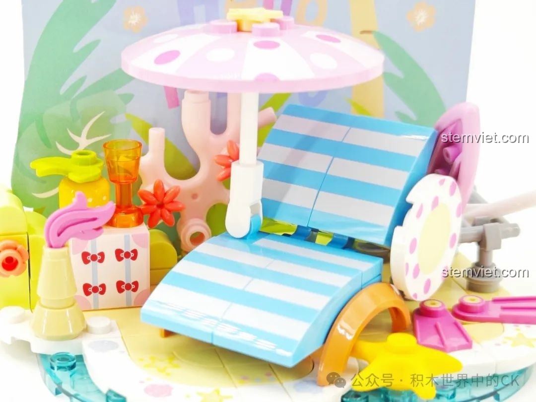 Mặt sau của 4 minifigure Hello Kitty phiên bản da nâu từ series Hello Kitty Bãi Biển, hiển thị logo Sanrio.