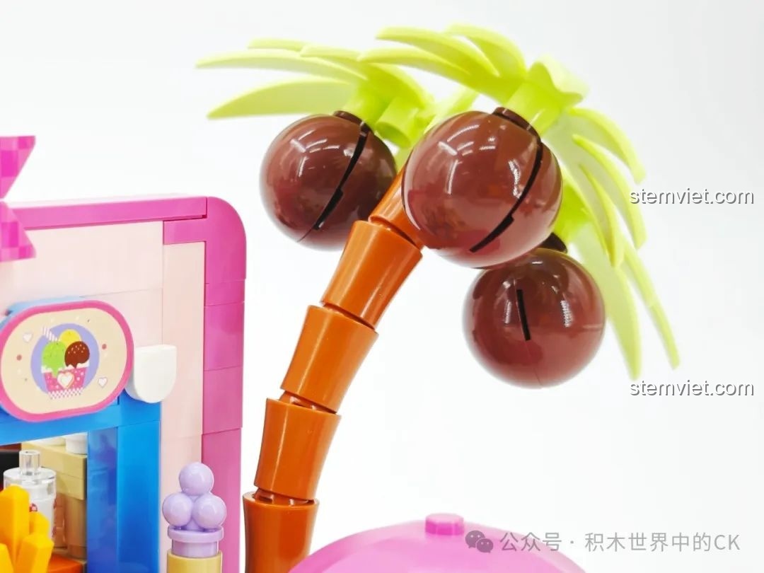 Cận cảnh cây dừa với quả dừa trong bộ lắp ráp TOP TOY TC2032 Nhà hàng Hamburger Hello Kitty Bãi Biển.