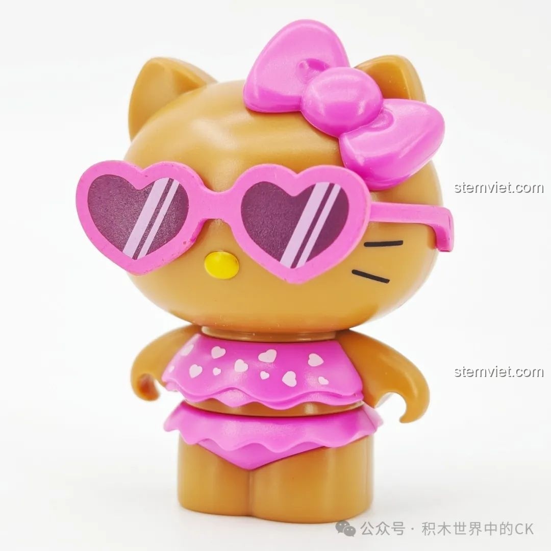 Cận cảnh minifigure Hello Kitty phiên bản da nâu trong bộ lắp ráp TOP TOY TC2032, đeo kính trái tim.