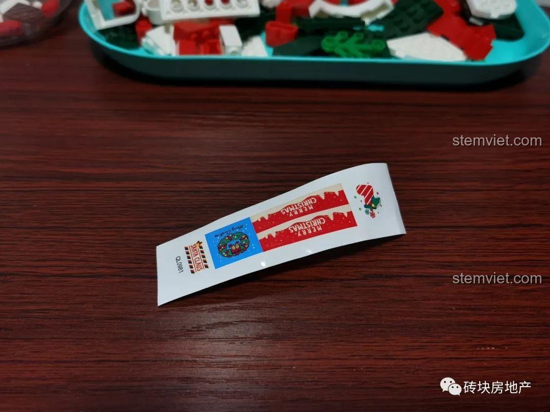 Tấm decal dán trang trí cho bộ lắp ghép Hộp nhạc Giáng Sinh Zhe Gao QL0981, với họa tiết chủ đề Giáng Sinh.