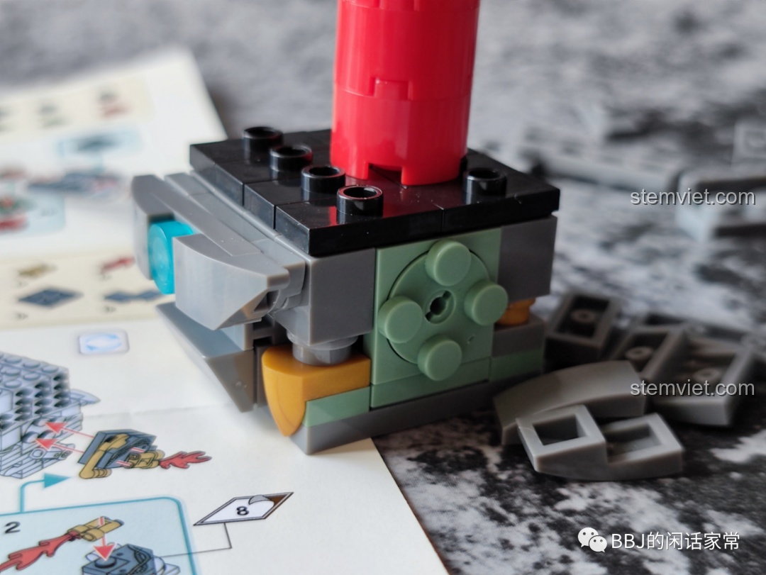 Chi tiết quá trình lắp ráp mô hình Iron Man Mark I LY 76063B, cho thấy độ khớp của các mảnh ghép.