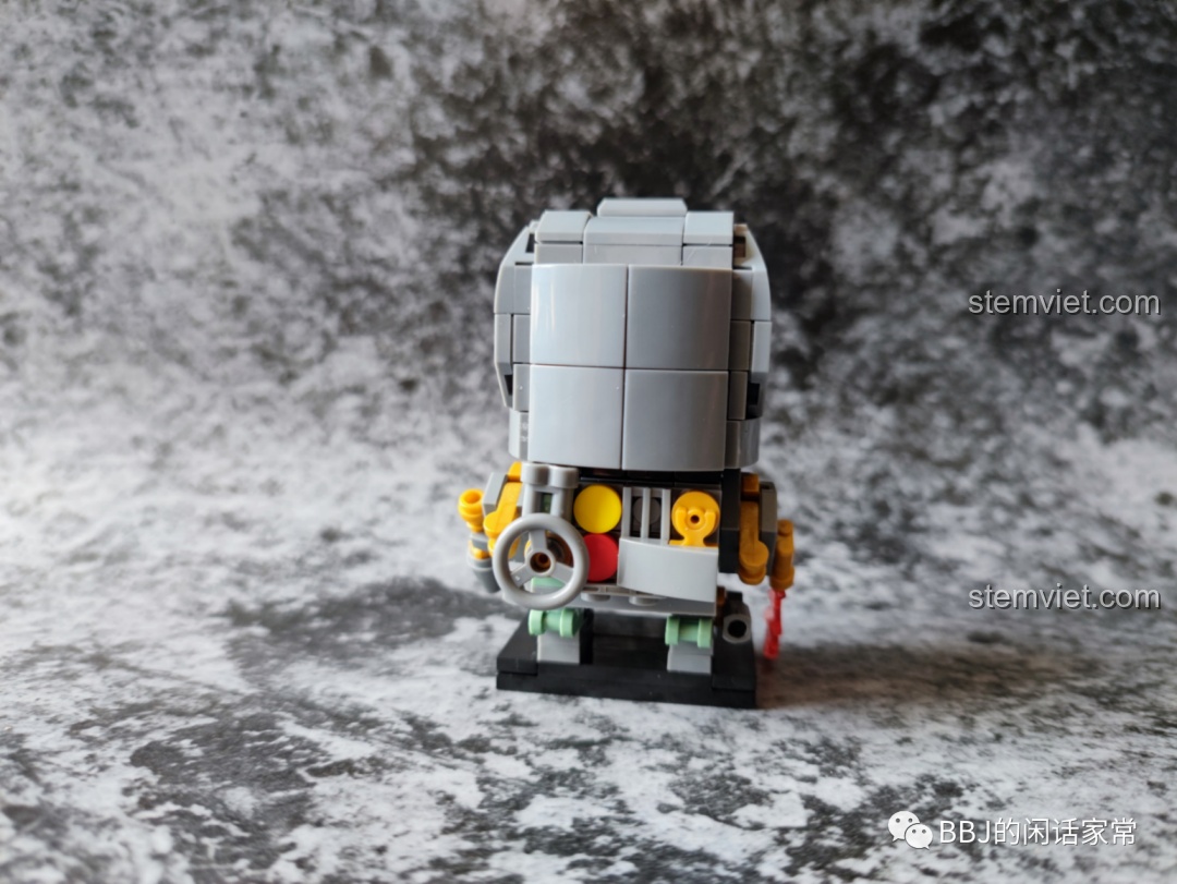 Mô hình Iron Man Mark I LY 76063B chưa dán sticker, nhìn từ phía sau với chi tiết bánh răng.