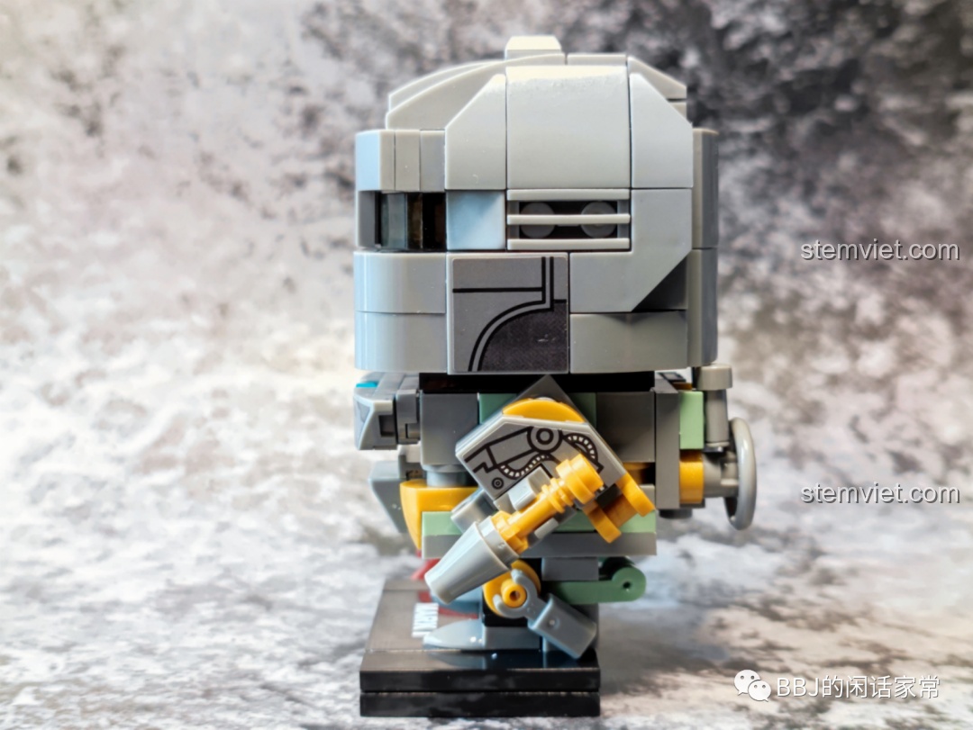 Mô hình Iron Man Mark I LY 76063B đã dán sticker, nhìn từ góc nghiêng, thể hiện khả năng xoay tay.