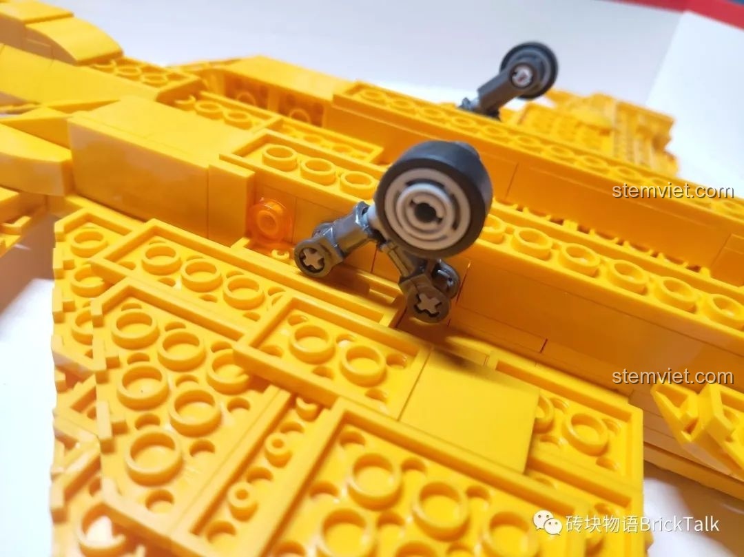 Bánh đáp đã lắp hoàn chỉnh trên đồ chơi lắp ráp Máy bay chiến đấu J-15 CAYI 2266.