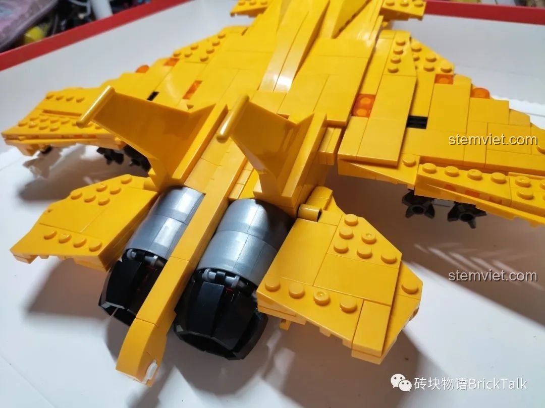 Mô hình đồ chơi lắp ráp Máy bay chiến đấu J-15 CAYI 2266 đặt cạnh hộp sản phẩm.