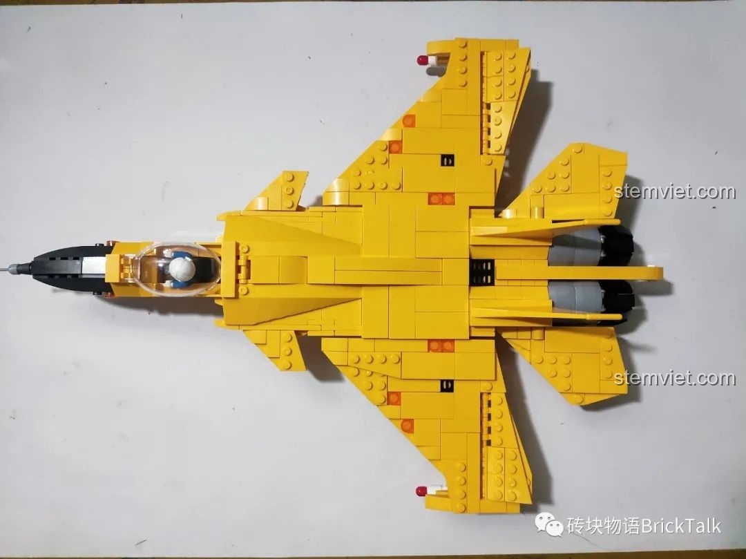 Cận cảnh phần cánh và thân của đồ chơi lắp ráp Máy bay chiến đấu J-15 CAYI 2266.