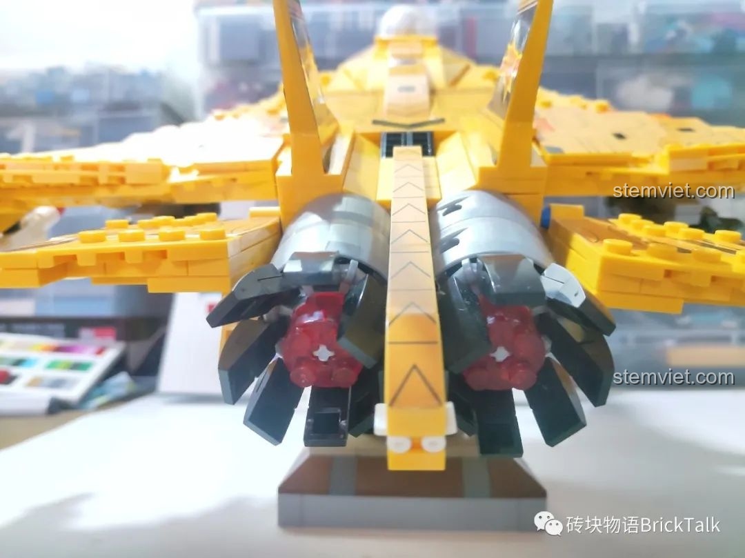 Góc nhìn phía sau động cơ phản lực của đồ chơi lắp ráp Máy bay chiến đấu J-15 CAYI 2266.