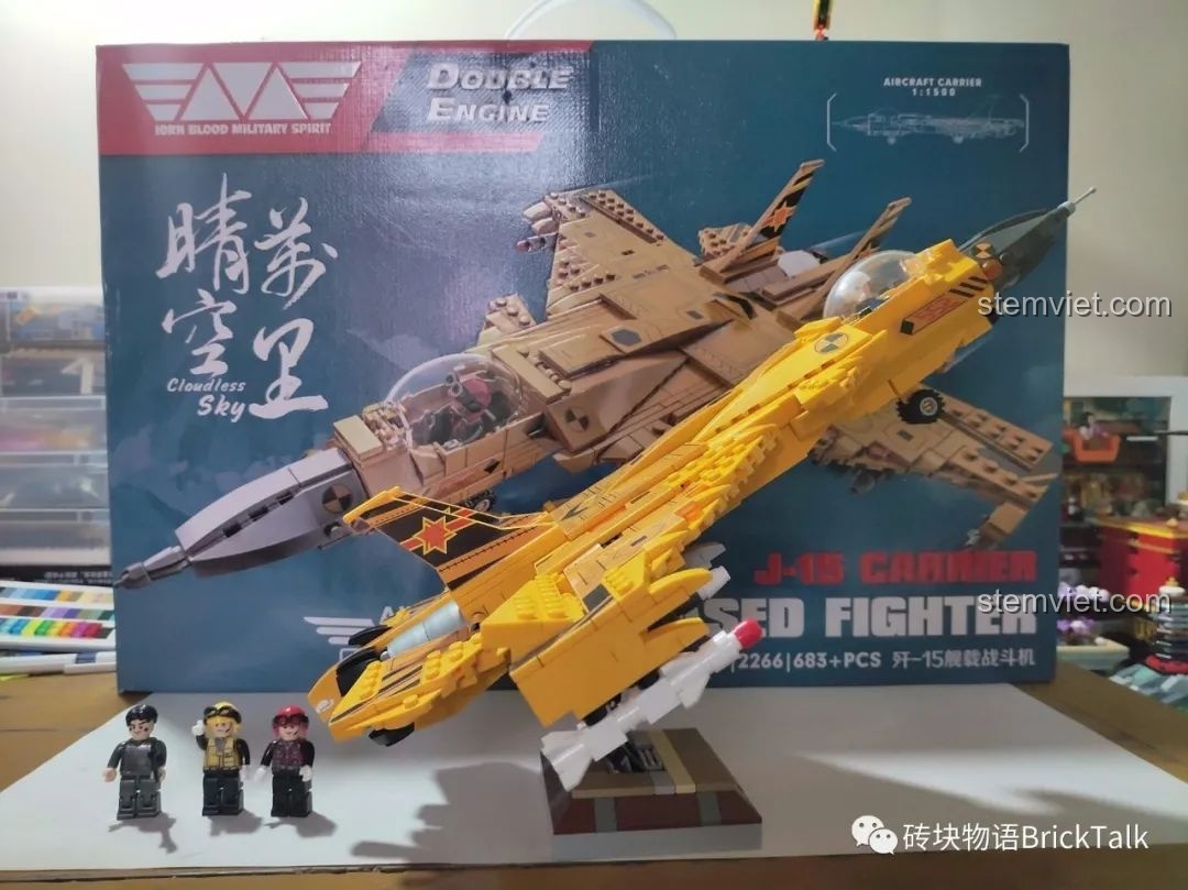Góc nhìn nghiêng của đồ chơi lắp ráp Máy bay chiến đấu J-15 CAYI 2266 trên đế trưng bày.