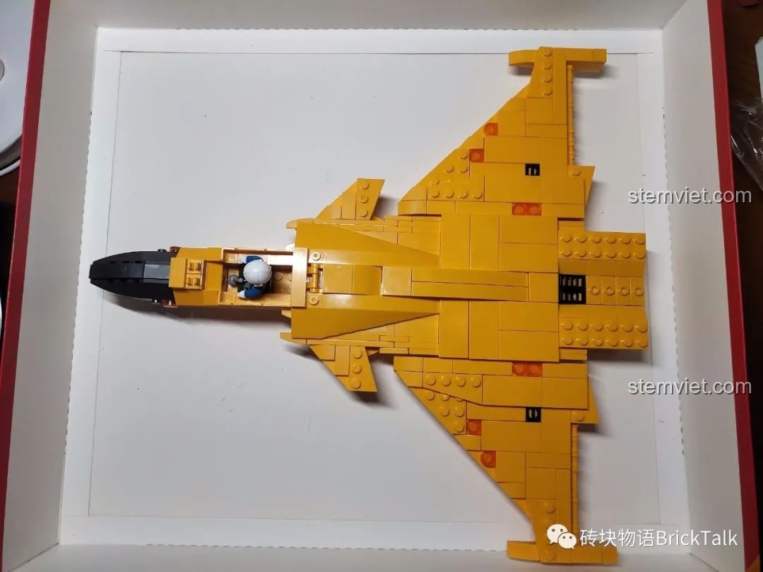 Hình dáng cơ bản của đồ chơi lắp ráp Máy bay chiến đấu J-15 CAYI 2266 dần hiện rõ.