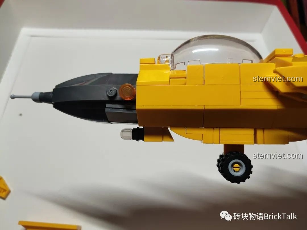 Mô hình đồ chơi lắp ráp Máy bay chiến đấu J-15 CAYI 2266 hoàn chỉnh từ góc nhìn trên cao.