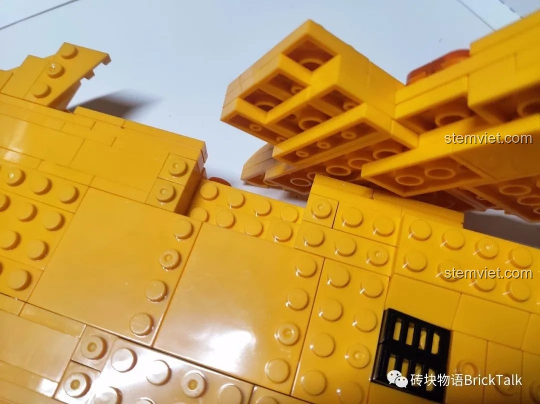 Cận cảnh khớp nối đa tầng của cánh và thân đồ chơi lắp ráp Máy bay chiến đấu J-15 CAYI 2266.