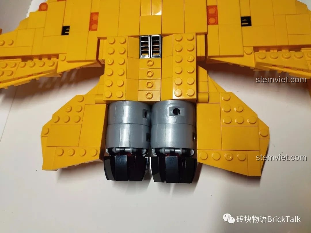 Động cơ phản lực được lắp vào thân đồ chơi lắp ráp Máy bay chiến đấu J-15 CAYI 2266.