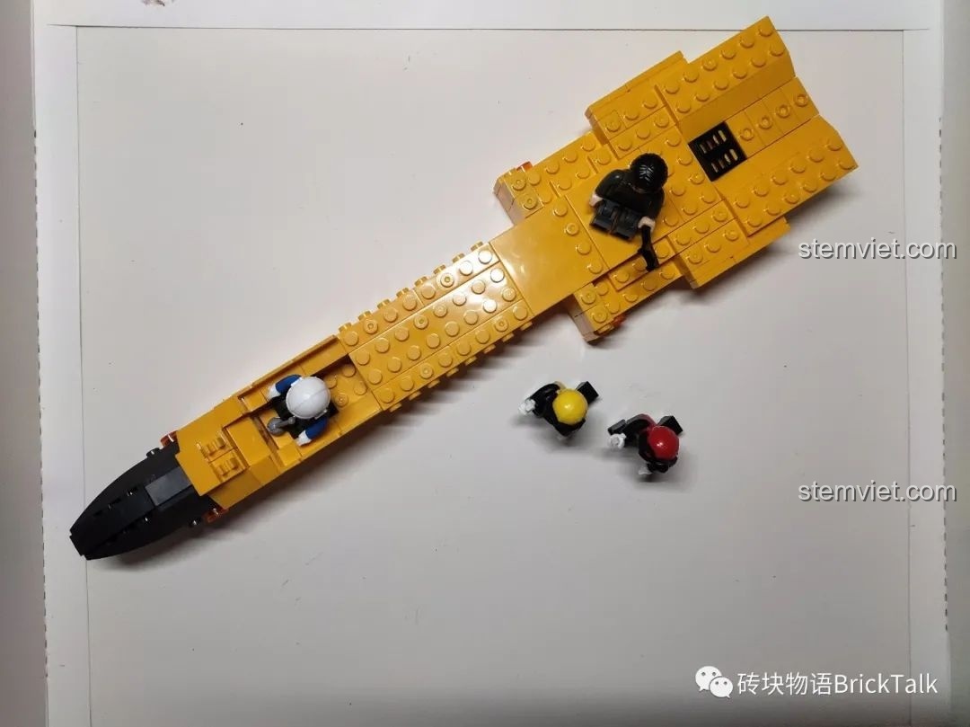 Quá trình lắp ráp phần thân chính của đồ chơi lắp ráp Máy bay chiến đấu J-15 CAYI 2266.