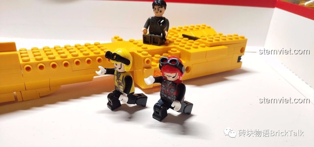 Bốn nhân vật minifigure đi kèm bộ đồ chơi lắp ráp Máy bay chiến đấu J-15 CAYI 2266.