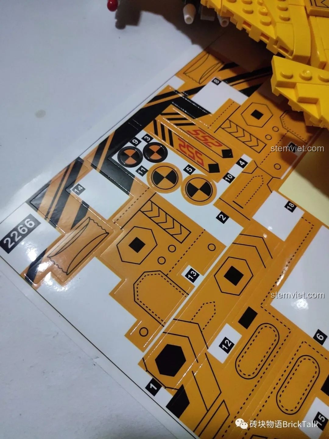 Tấm decal trang trí cho đồ chơi lắp ráp Máy bay chiến đấu J-15 CAYI 2266 với các họa tiết đặc trưng.