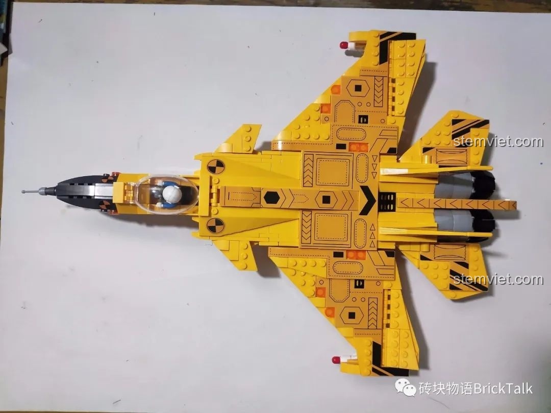 Mô hình đồ chơi lắp ráp Máy bay chiến đấu J-15 CAYI 2266 trên đế trưng bày tùy chỉnh.