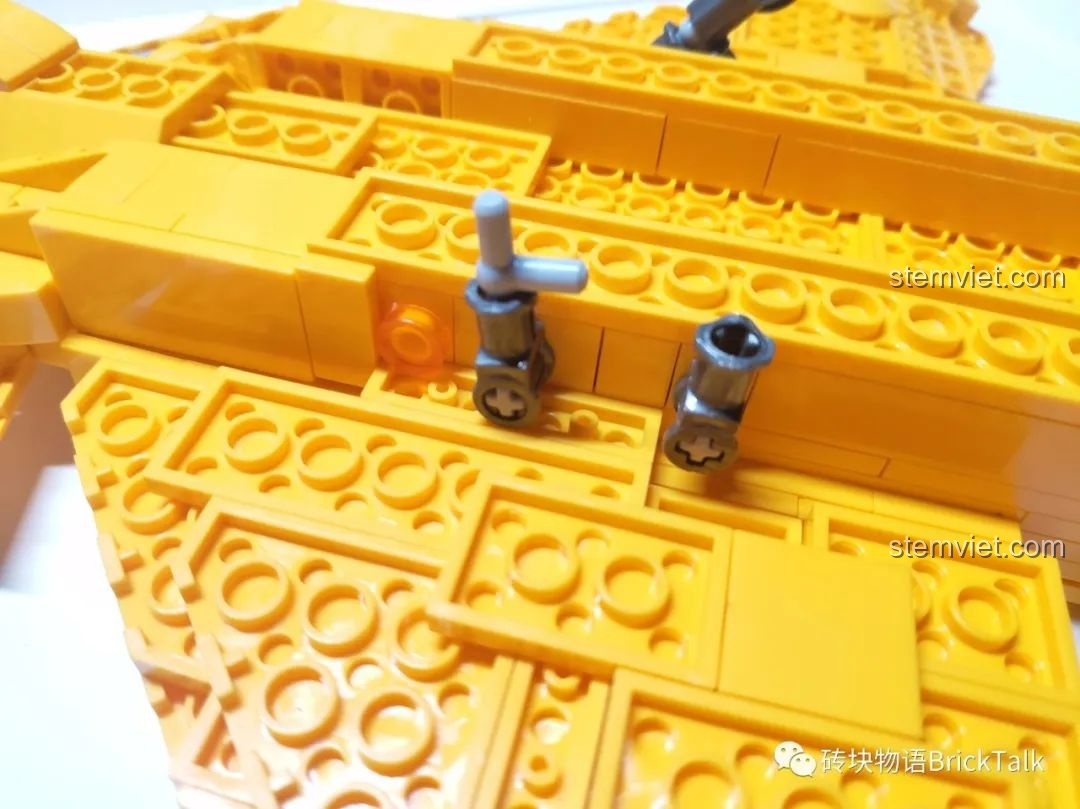 Cận cảnh vị trí lắp đặt bánh đáp của đồ chơi lắp ráp Máy bay chiến đấu J-15 CAYI 2266.