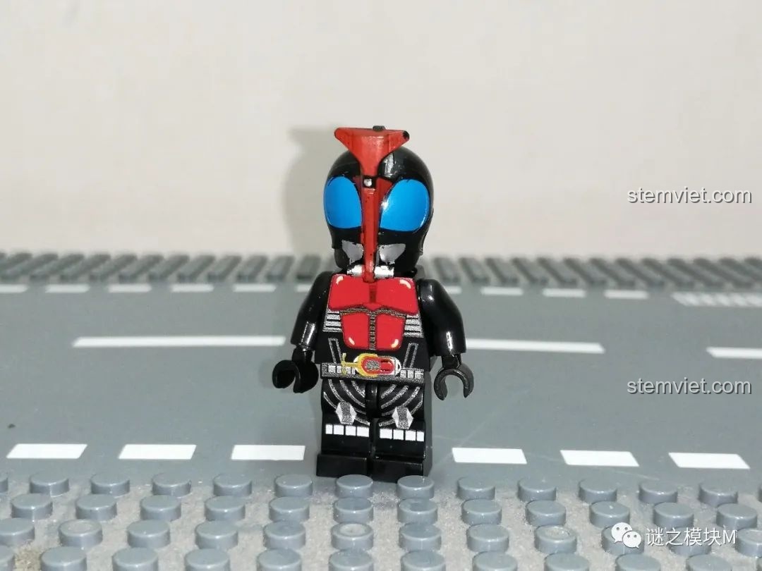 Minifigure Kamen Rider Kabuto từ bộ đồ chơi lắp ráp cho trẻ em 6+ với thiết kế giáp đỏ đen.