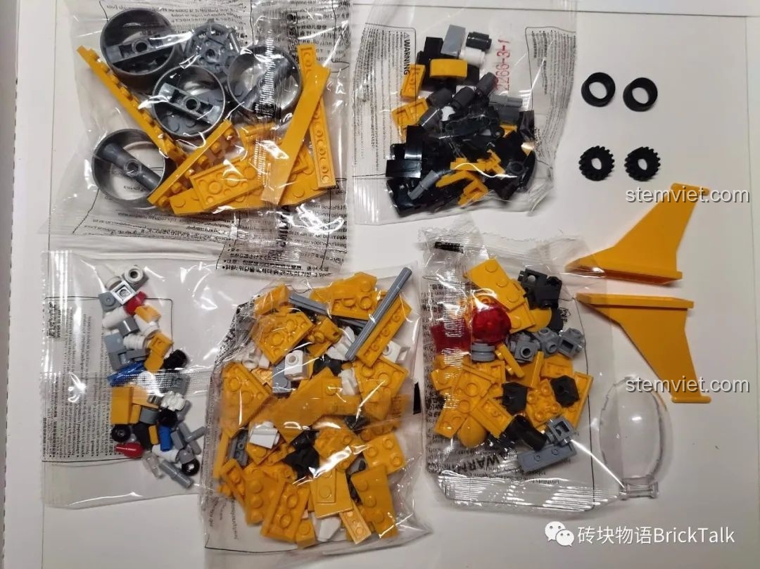 Các túi mảnh ghép nhỏ và chi tiết đặc biệt của đồ chơi lắp ráp Máy bay chiến đấu J-15 CAYI 2266.