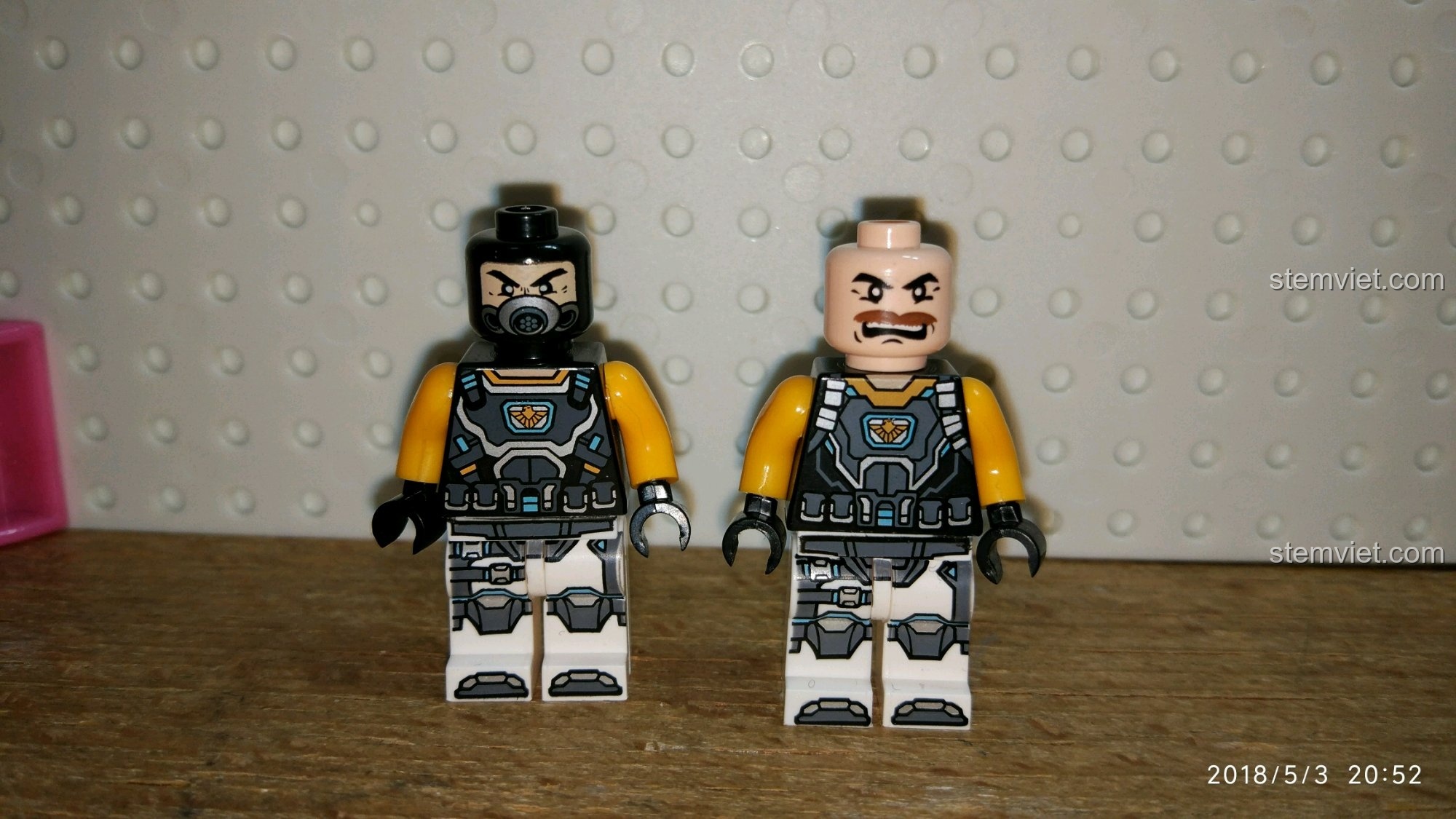 Hai nhân vật minifigure nam Enlighten 2714 khi tháo mũ, đồ chơi lắp ráp Máy bay phản lực cho bé trên 6 tuổi