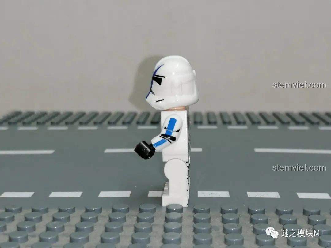 Ảnh cận cảnh mặt bên minifigure 501st Legion Dogma từ bộ XINH X0300, cho thấy độ khớp của các mảnh ghép - đồ chơi lắp ráp Minifigure Clone Trooper cho bé trai từ 6 tuổi.