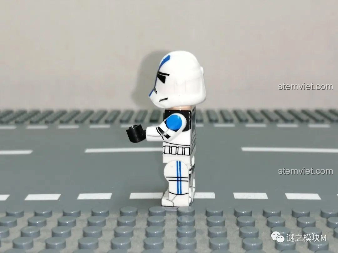 Ảnh cận cảnh mặt trước minifigure 327th Star Corps Commander Bly từ bộ XINH X0300, tập trung vào tổng thể thiết kế - đồ chơi lắp ráp Minifigure Clone Trooper cho bé trai từ 6 tuổi.