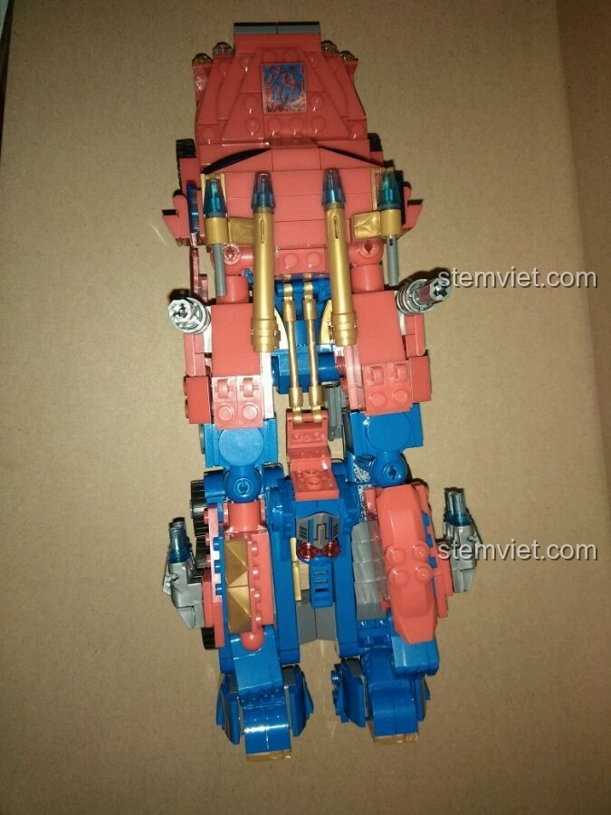 Góc nhìn từ trên xuống của mô hình xe tải từ bộ lắp ráp Mô hình Optimus Prime SY951, thiết kế không thực tế.