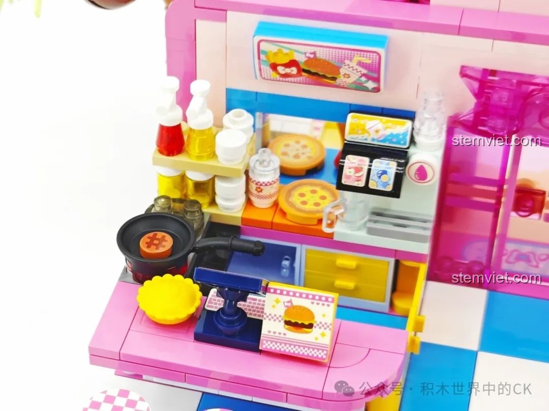 Cận cảnh khu vực bếp với chảo, chai gia vị, và máy tính tiền trong Nhà hàng Hamburger Hello Kitty Bãi Biển TC2032.