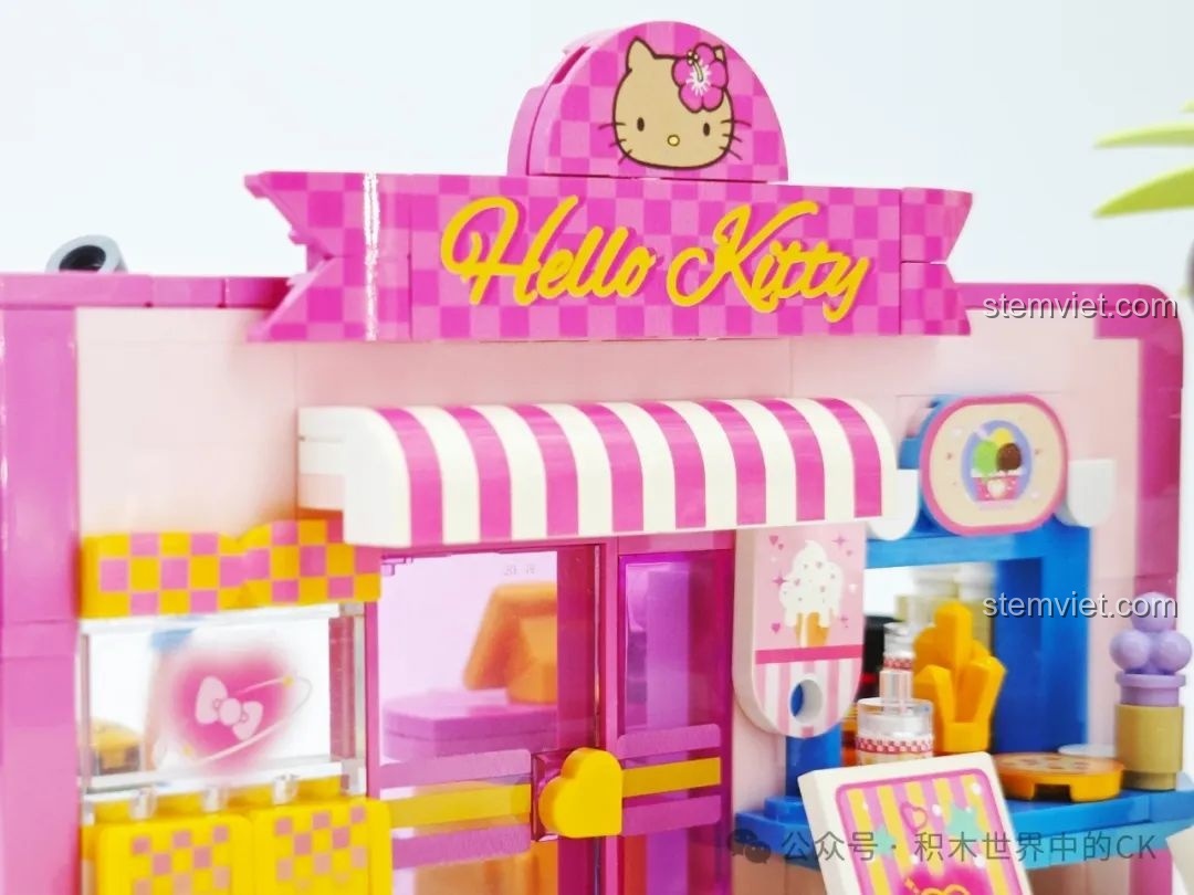 Cận cảnh biển hiệu Hello Kitty và mái hiên sọc của Nhà hàng Hamburger Hello Kitty Bãi Biển TC2032.