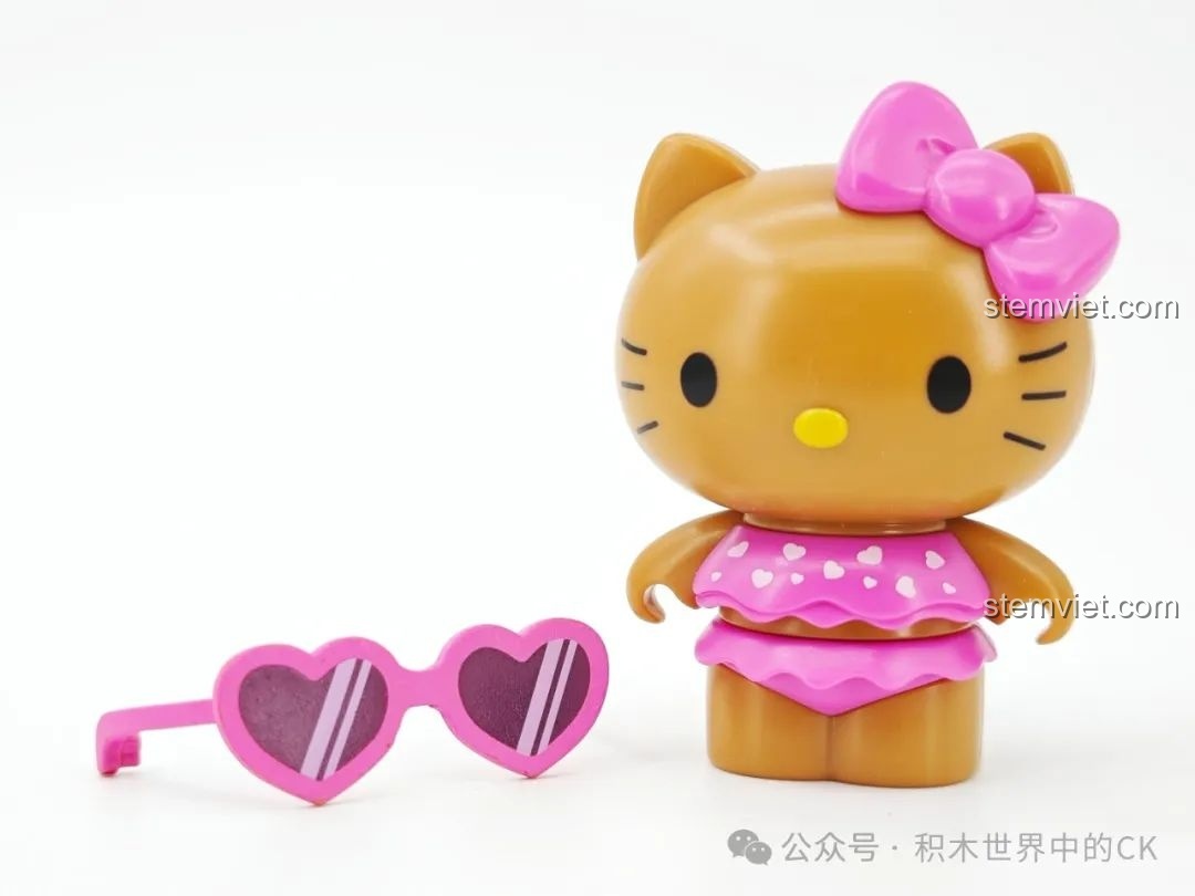 Minifigure Hello Kitty da nâu và phụ kiện kính râm trái tim từ bộ TOP TOY TC2032, sẵn sàng cho bãi biển.