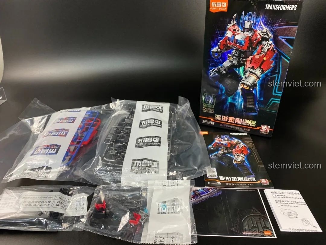 Các túi mảnh ghép và sách hướng dẫn của bộ lắp ráp Optimus Prime BLOKEES 71141 được bày ra sau khi mở hộp.