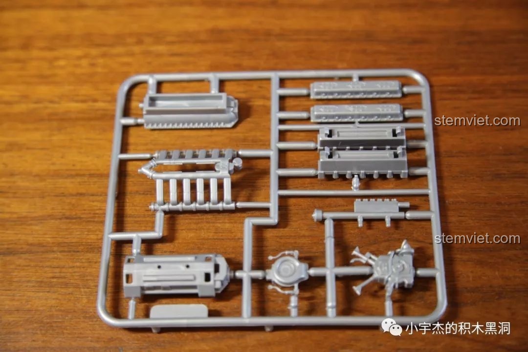 Các chi tiết động cơ được làm rất tỉ mỉ trong đồ chơi lắp ráp QUANGUAN xịn giá rẻ, tạo cảm giác chân thực.
