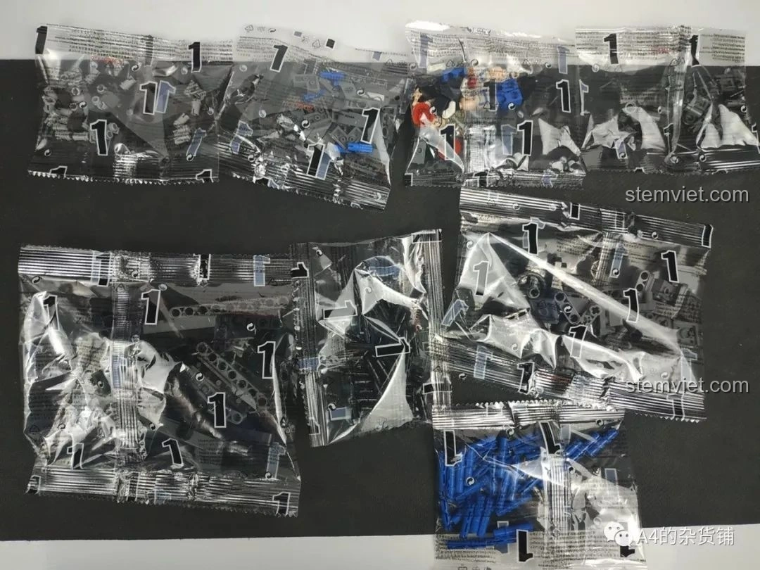 Các túi linh kiện được đánh số 1 của bộ lắp ráp Xe Tải Container Cơ Khí SEMBO 703940, chứa các mảnh ghép đầu tiên.