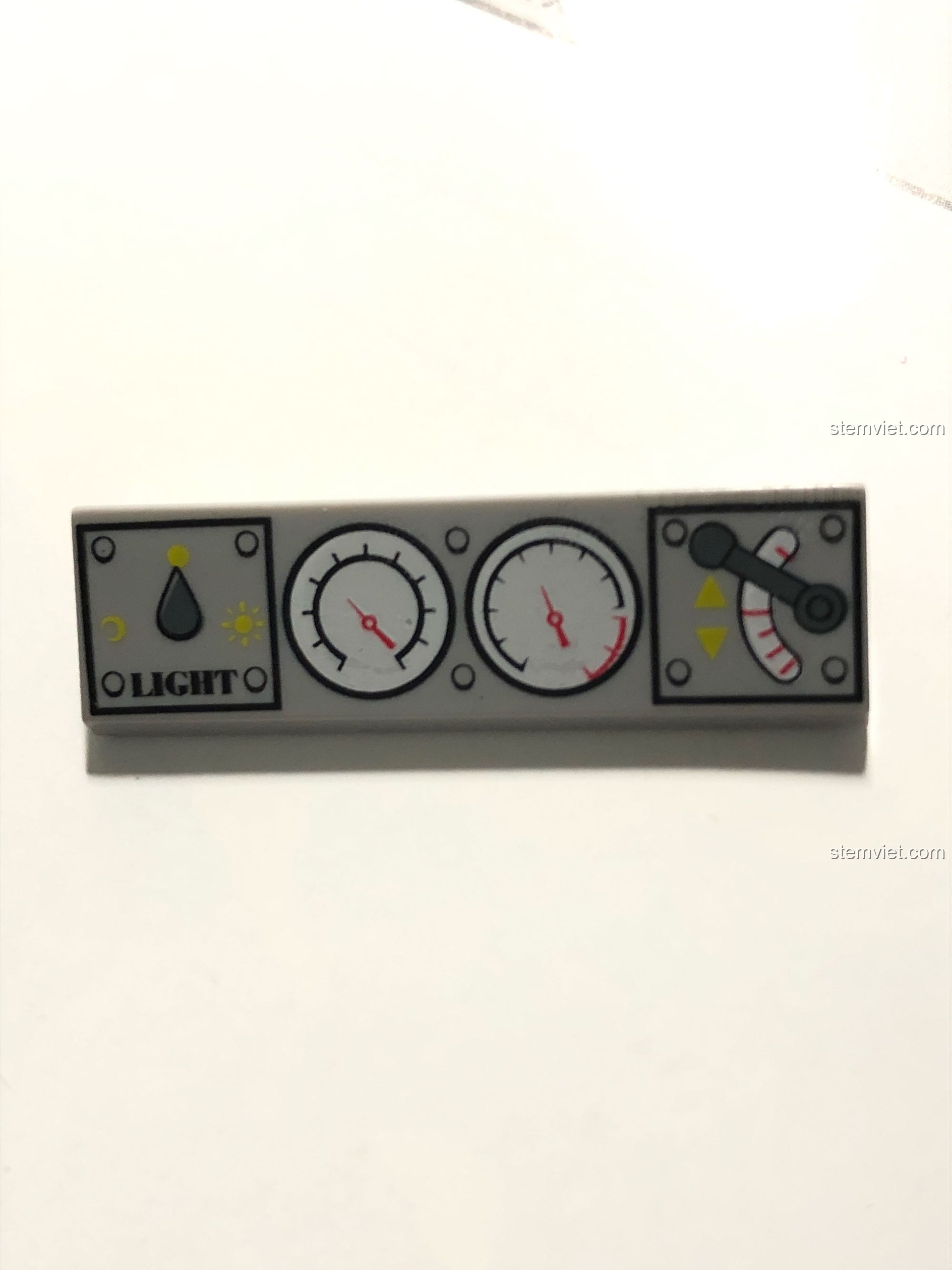 Mảnh ghép in hình bảng điều khiển trong buồng lái của bộ KAZI 98220 Tàu Hỏa Đông Phong 11Z, chi tiết sống động.