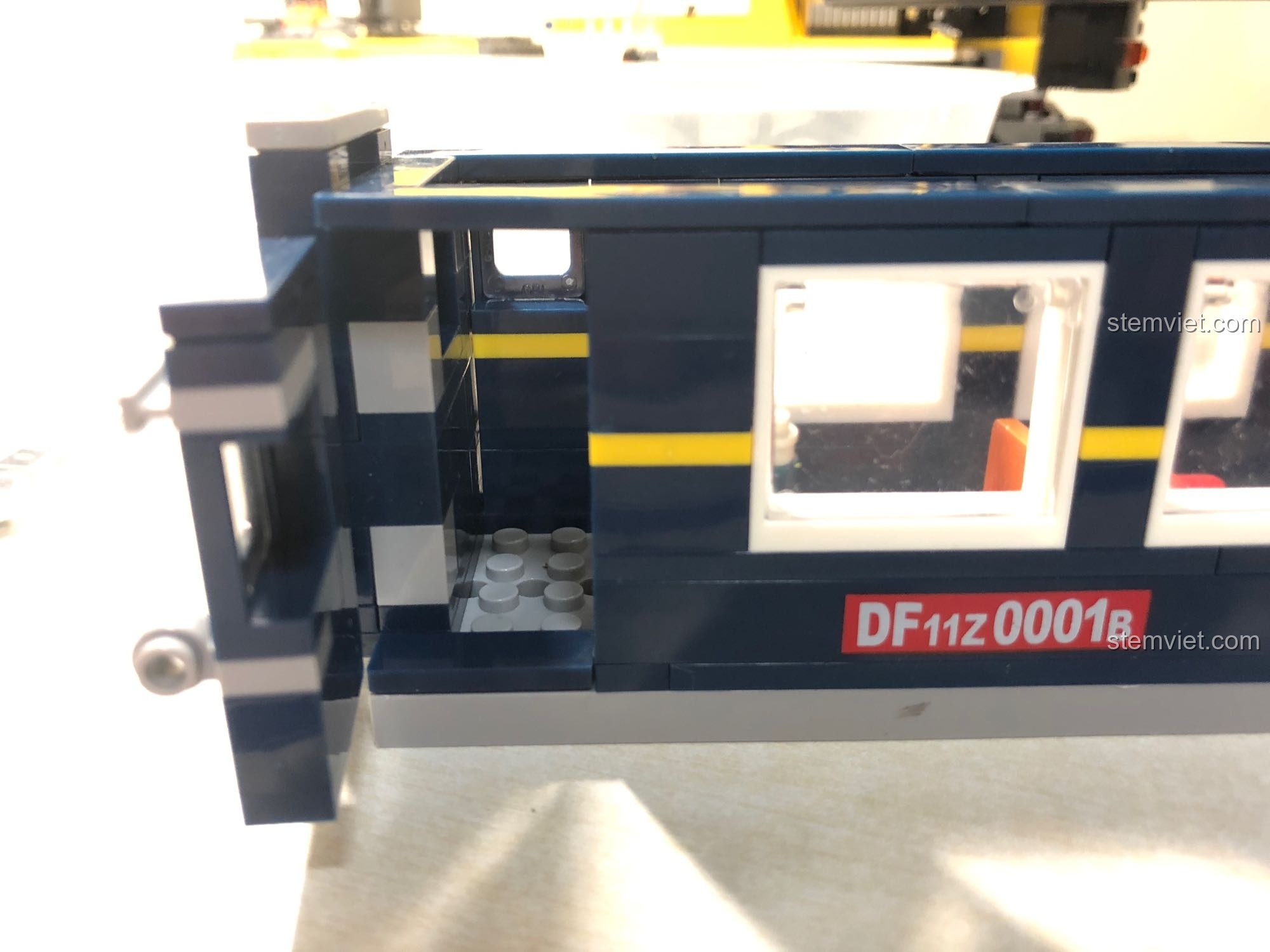 Chi tiết cửa toa hành lý của bộ KAZI 98220 Tàu Hỏa Đông Phong 11Z, có thể mở ra, tăng tính chân thực.