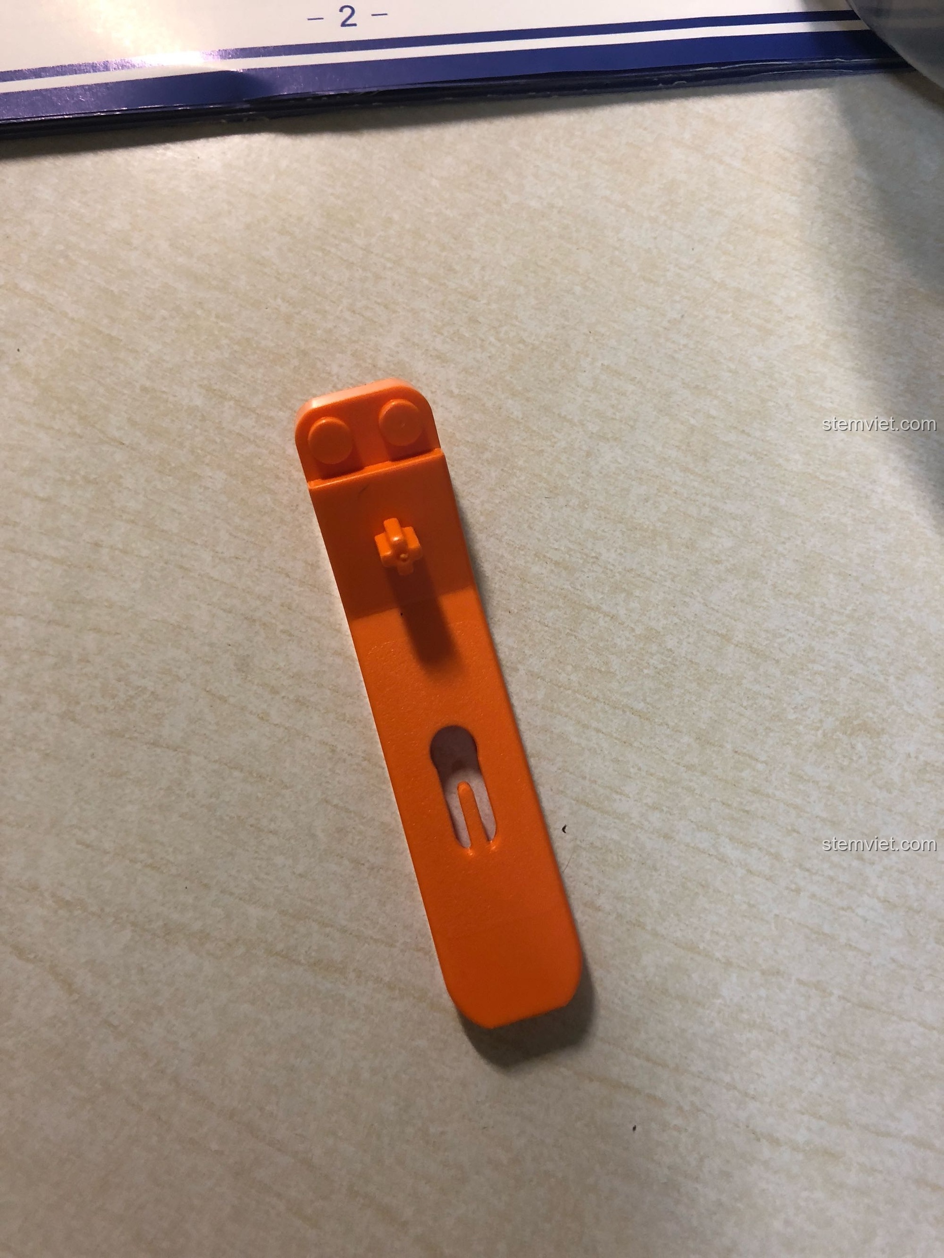 Dụng cụ tháo gỡ mảnh ghép màu cam đi kèm bộ KAZI 98220 Tàu Hỏa Đông Phong 11Z, hỗ trợ bé khi lắp sai.