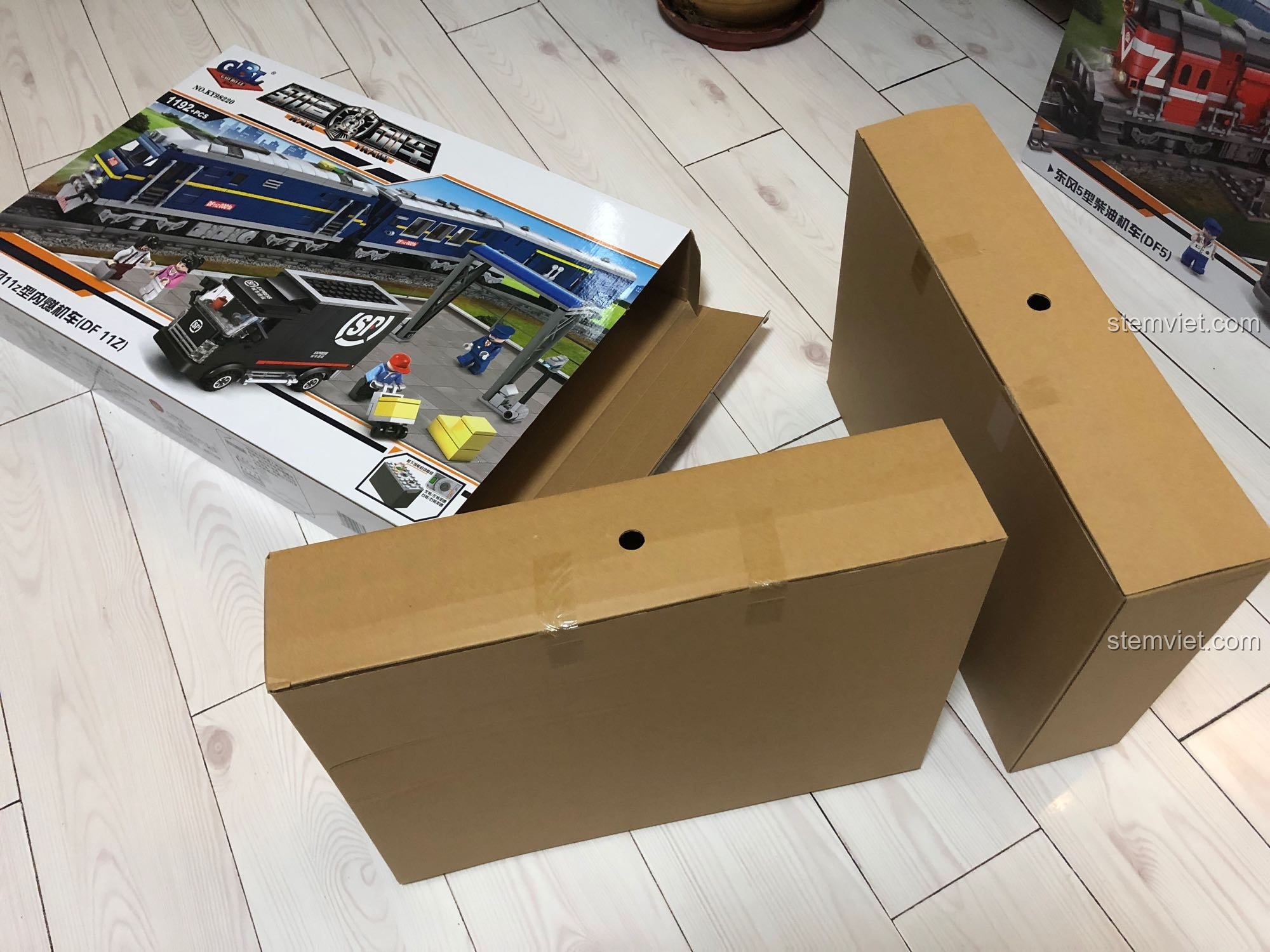 Bên trong hộp bộ lắp ráp KAZI 98220 Tàu Hỏa Đông Phong 11Z có hai hộp nhỏ riêng biệt, thể hiện sự đóng gói cẩn thận.