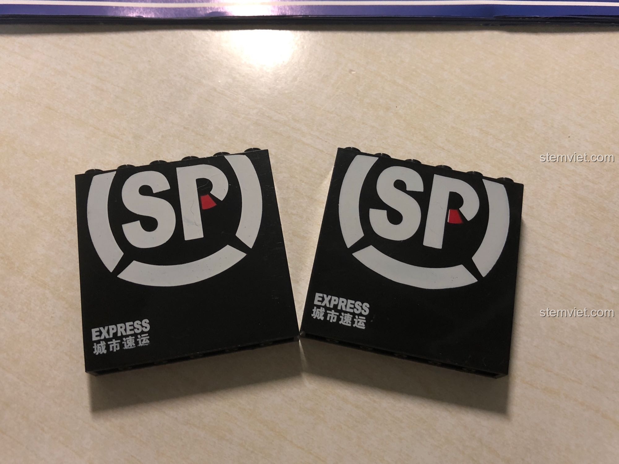 Cận cảnh các mảnh ghép in logo 'SP Express' sắc nét trong bộ KAZI 98220 Tàu Hỏa Đông Phong 11Z, không cần sticker.