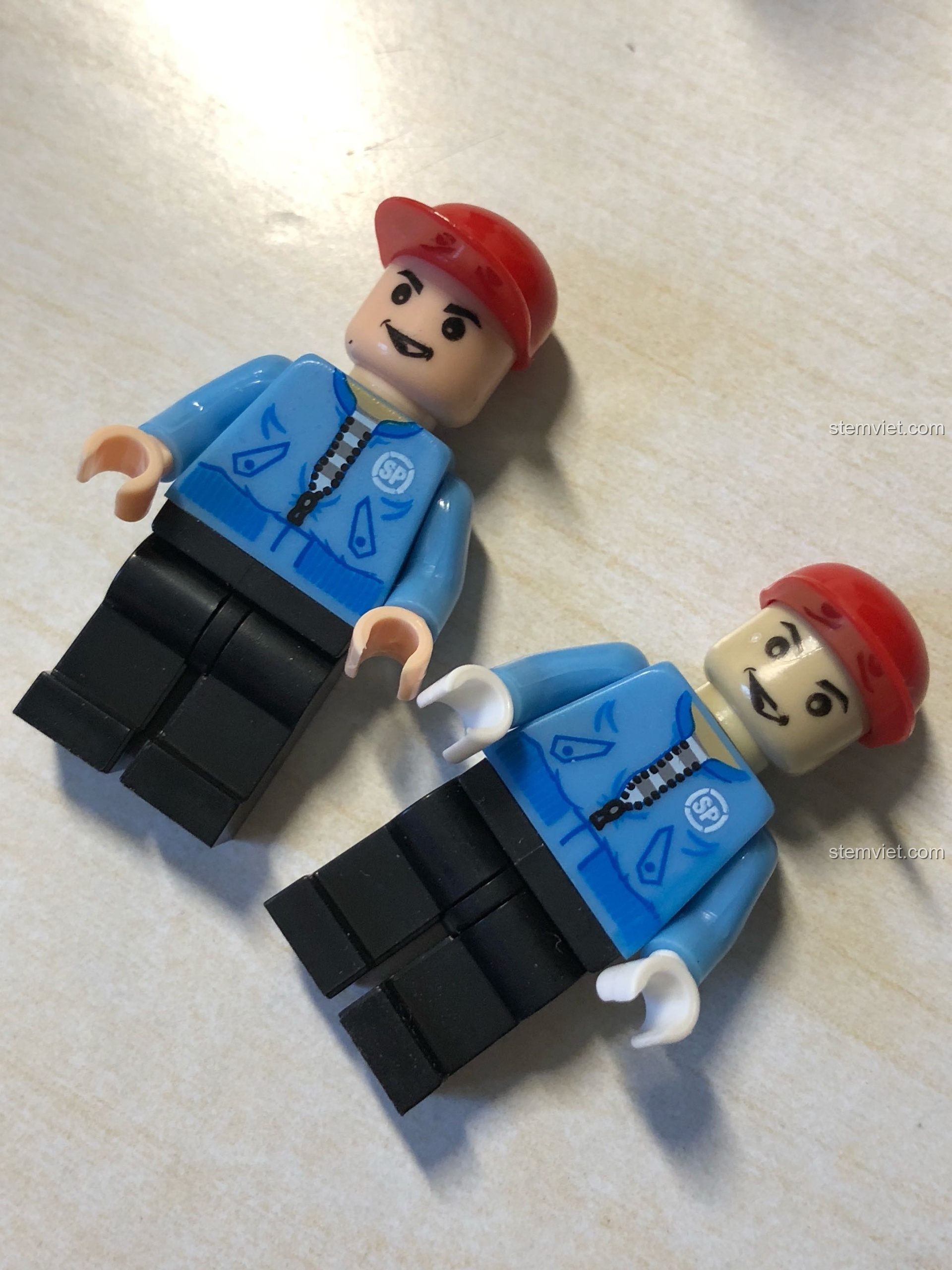 Góc nhìn chi tiết hai minifigure nhân viên SP City Express từ bộ KAZI 98220 Tàu Hỏa Đông Phong 11Z, thể hiện thiết kế.