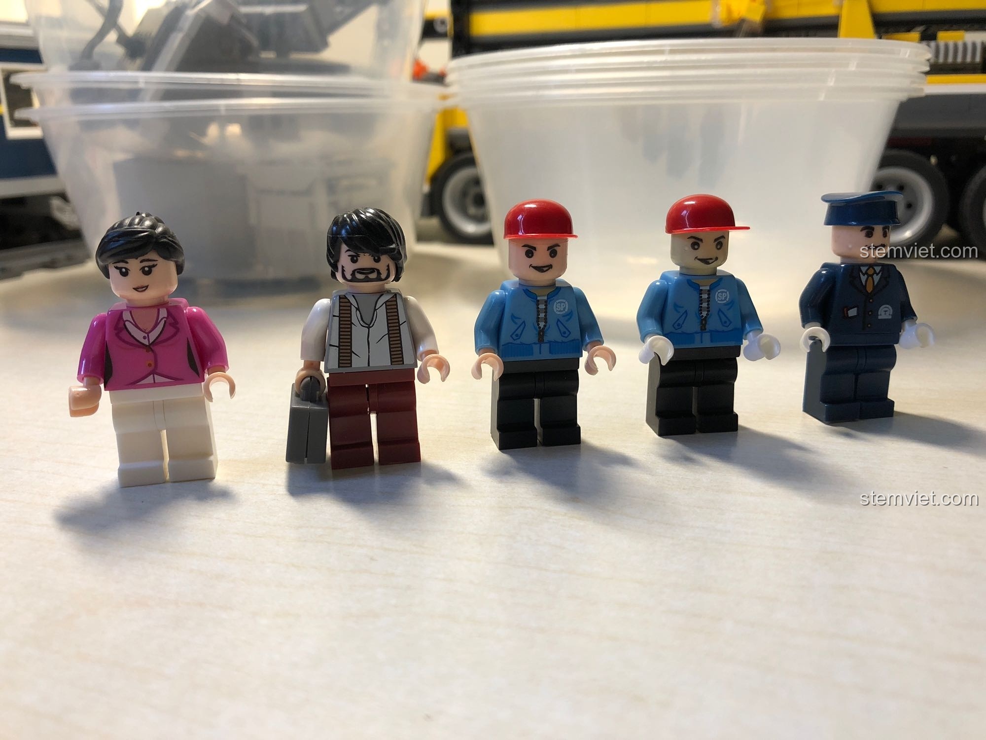 Năm minifigures đi kèm bộ KAZI 98220 Tàu Hỏa Đông Phong 11Z, bao gồm nhân viên đường sắt và hành khách, đa dạng nhân vật.