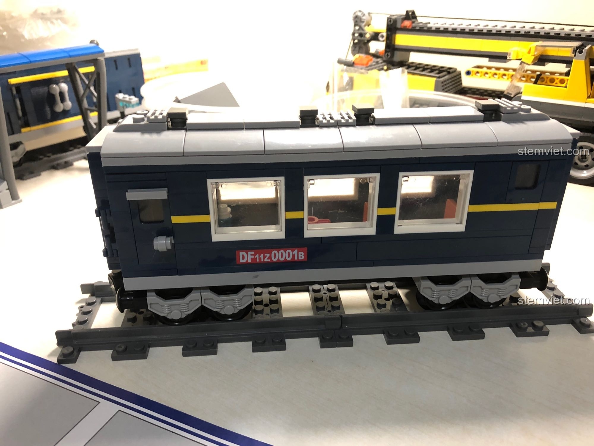 Toa hành lý của bộ KAZI 98220 Tàu Hỏa Đông Phong 11Z đã hoàn thành và đặt trên đường ray, sẵn sàng kết nối.