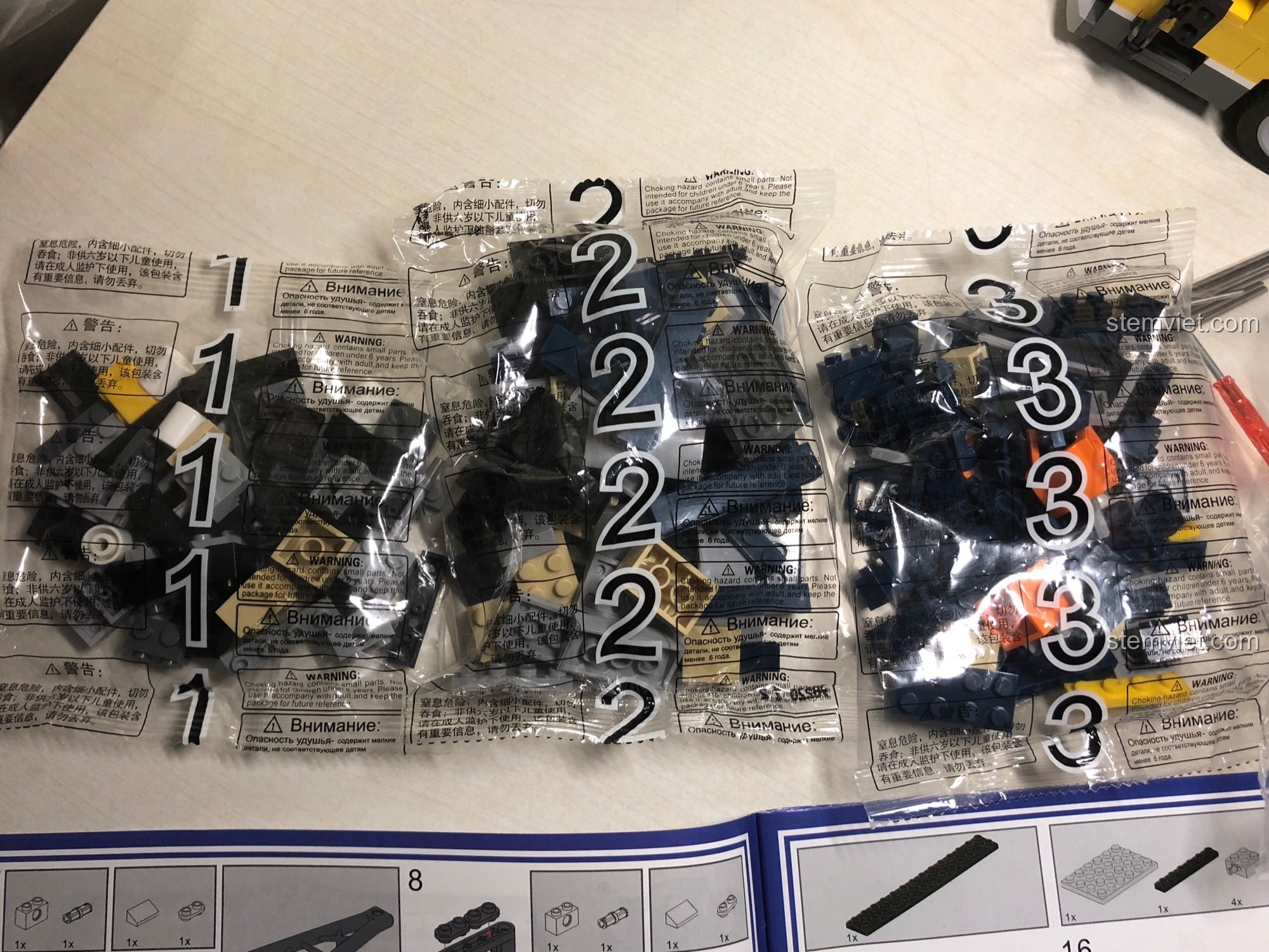 Các túi mảnh ghép được phân loại theo bước lắp ráp trong bộ KAZI 98220 Tàu Hỏa Đông Phong 11Z, giúp bé dễ dàng tìm kiếm.