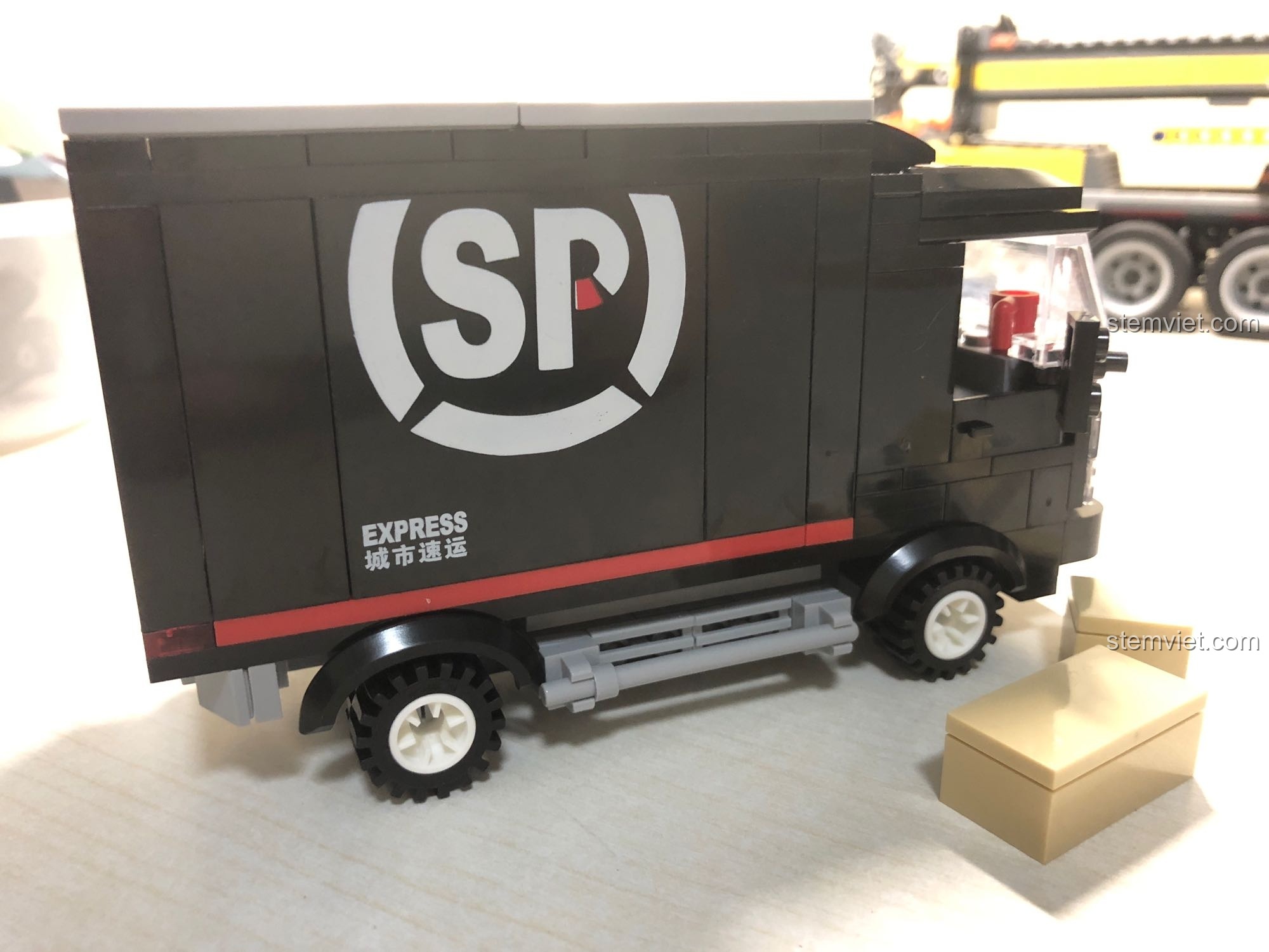 Góc nhìn bên hông xe tải vận chuyển SP City Express trong bộ KAZI 98220 Tàu Hỏa Đông Phong 11Z, thể hiện thiết kế tổng thể.