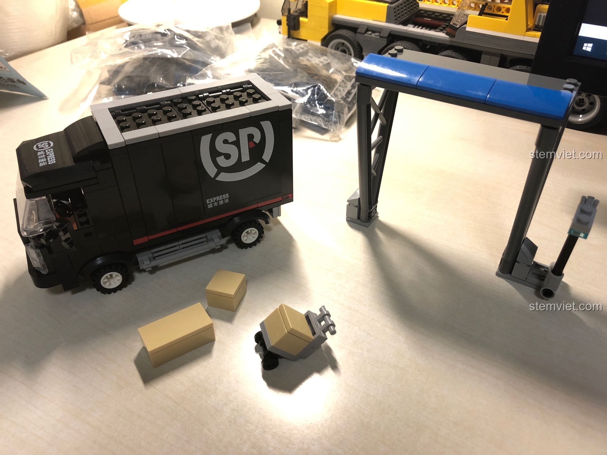 Mô hình xe tải vận chuyển SP City Express đã hoàn thành trong bộ KAZI 98220 Tàu Hỏa Đông Phong 11Z, với thùng xe có thể mở.