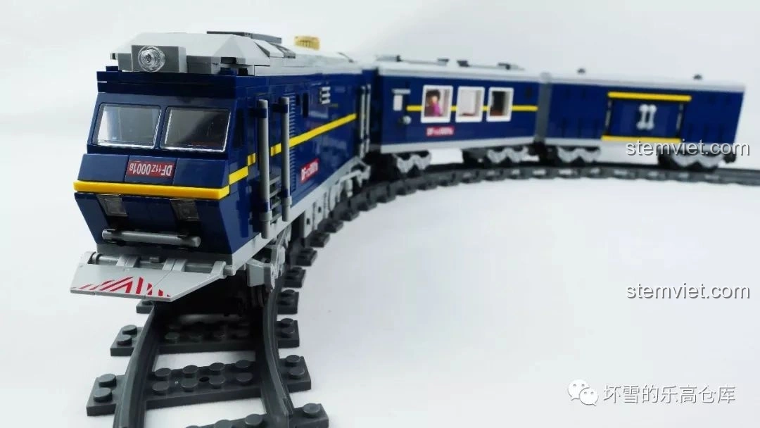 Mô hình tàu hỏa Đông Phong 11Z KAZI KY98220 đang chạy trên đường ray cong, thể hiện thiết kế đẹp mắt và khả năng vận hành.